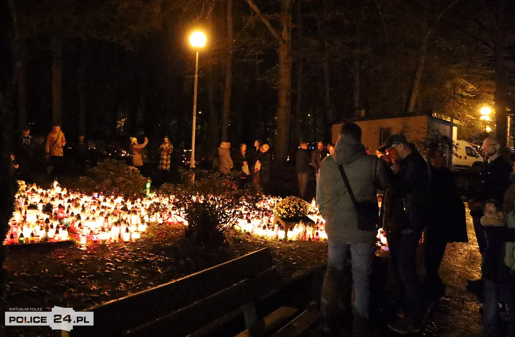 Cmentarz po zmroku skłania do zadumy i refleksji