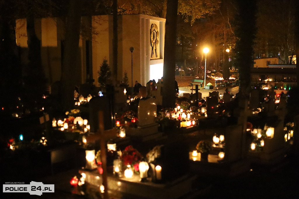 Cmentarz po zmroku skłania do zadumy i refleksji