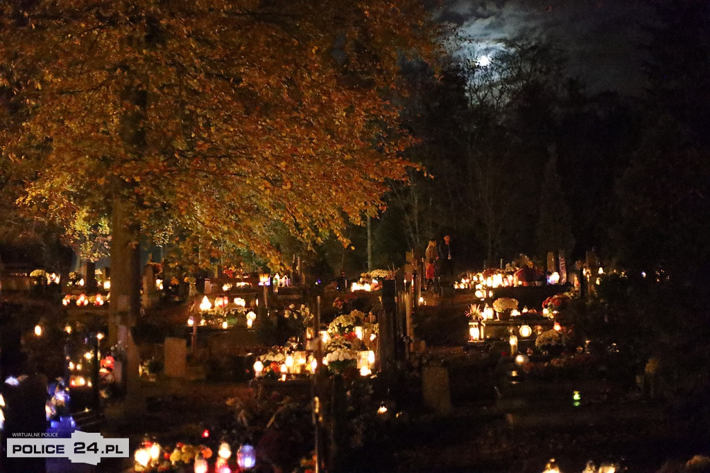 Cmentarz po zmroku skłania do zadumy i refleksji