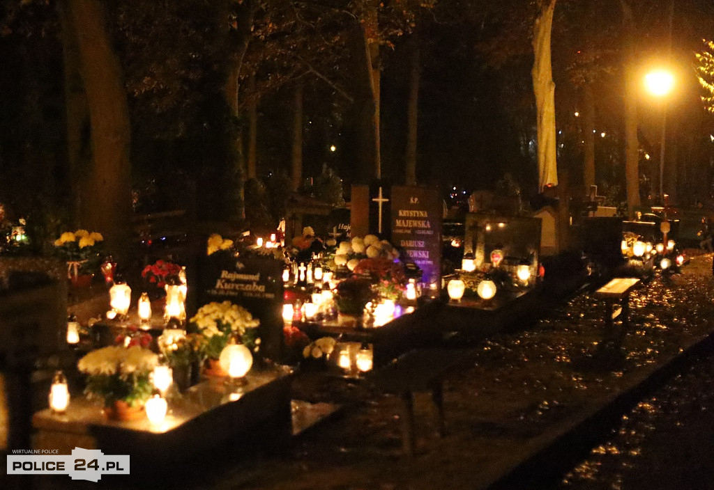 Cmentarz po zmroku skłania do zadumy i refleksji