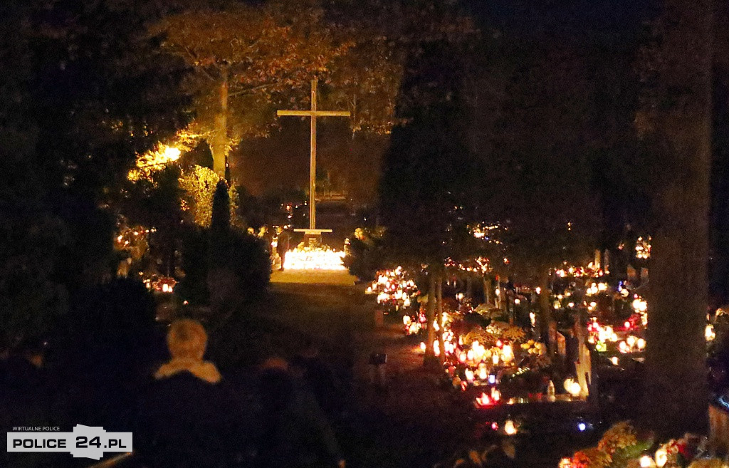 Cmentarz po zmroku skłania do zadumy i refleksji