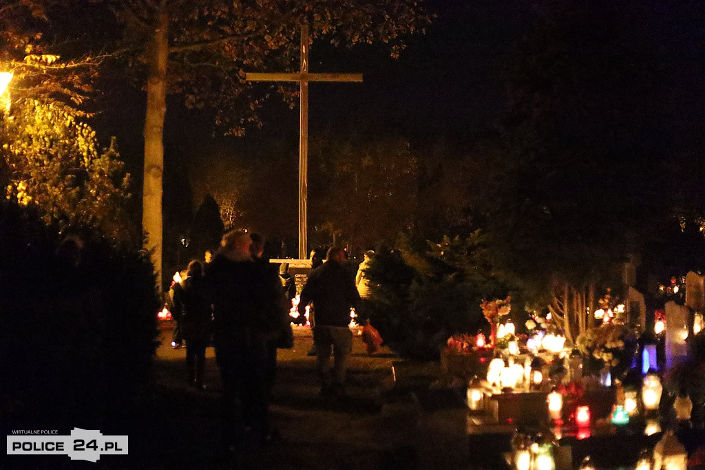 Cmentarz po zmroku skłania do zadumy i refleksji