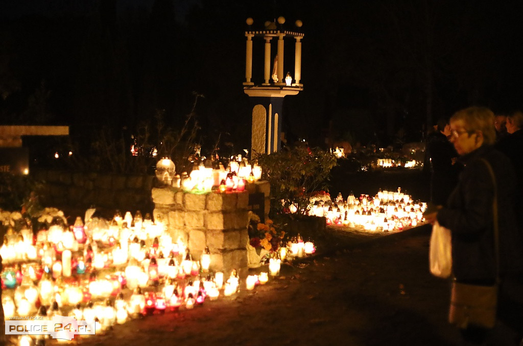 Cmentarz po zmroku skłania do zadumy i refleksji
