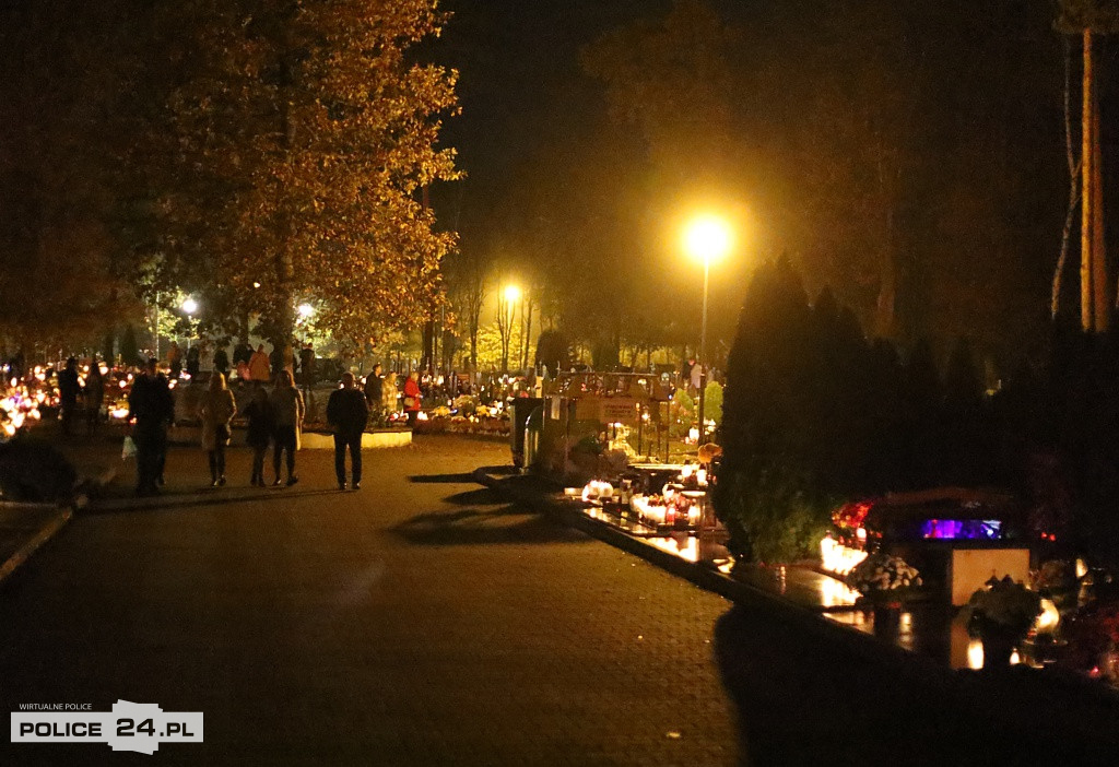 Cmentarz po zmroku skłania do zadumy i refleksji