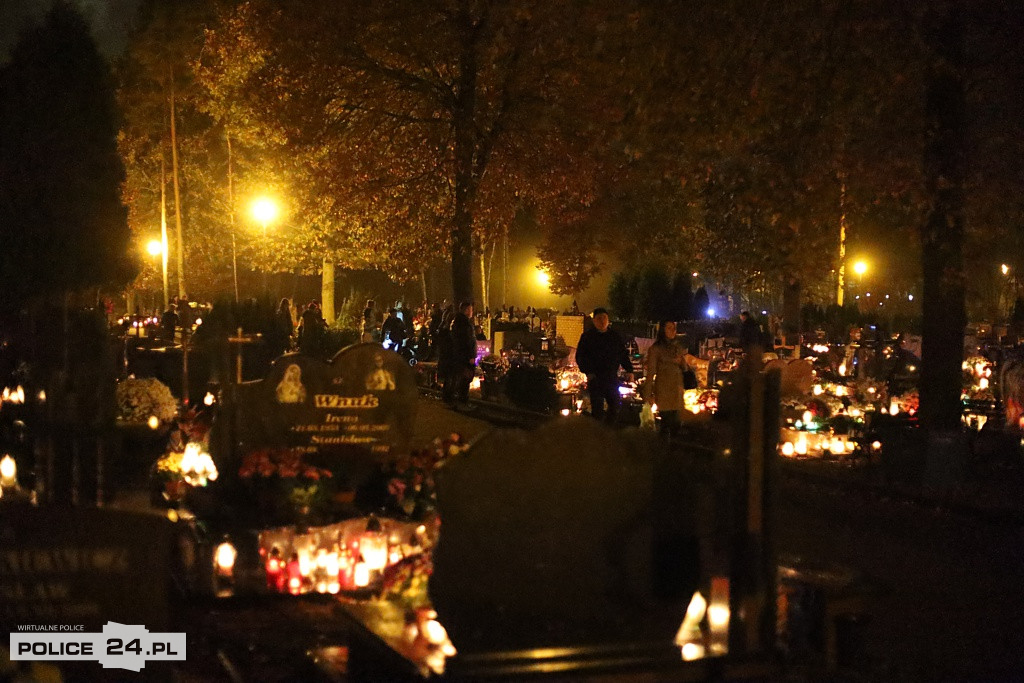 Cmentarz po zmroku skłania do zadumy i refleksji