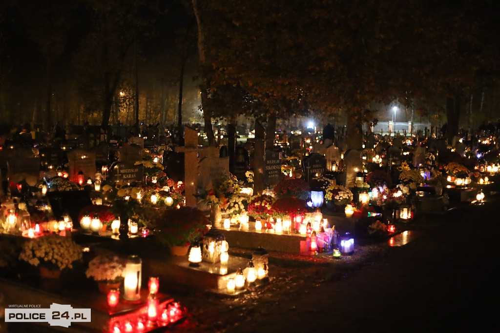Cmentarz po zmroku skłania do zadumy i refleksji