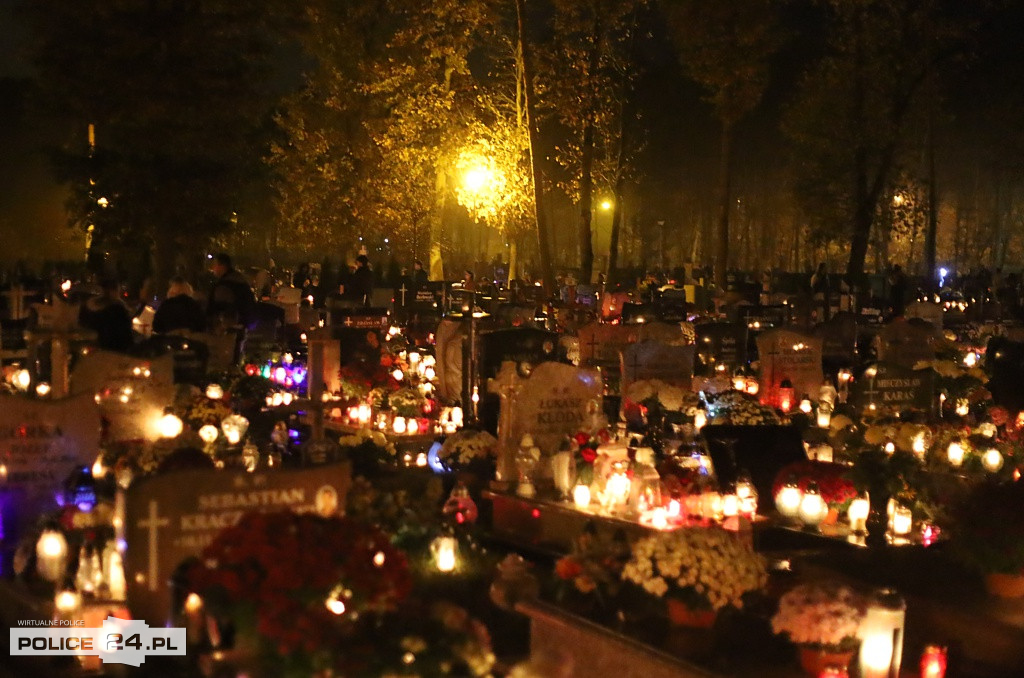 Cmentarz po zmroku skłania do zadumy i refleksji