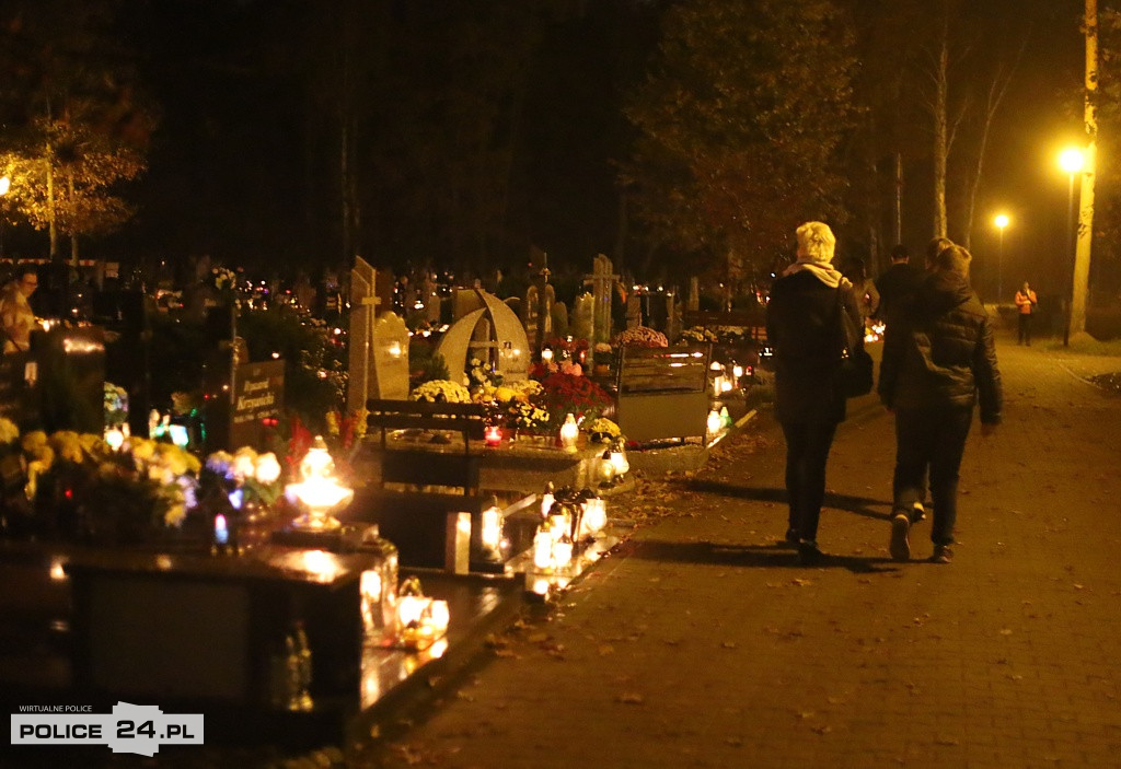 Cmentarz po zmroku skłania do zadumy i refleksji