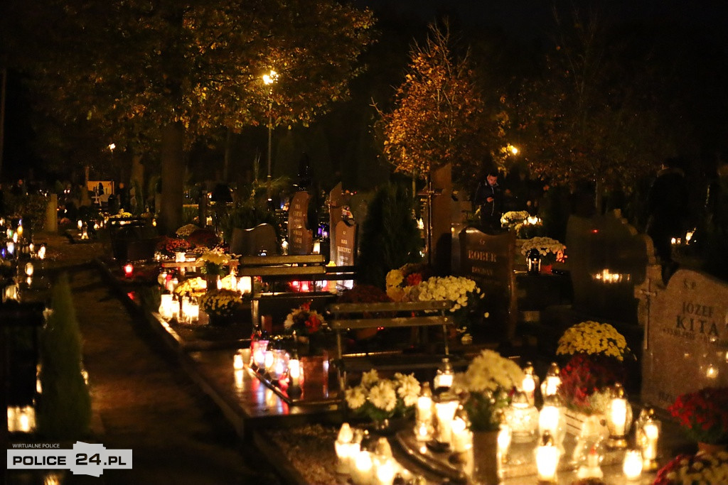 Cmentarz po zmroku skłania do zadumy i refleksji