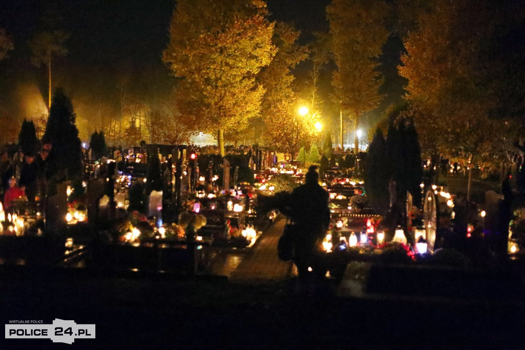 Cmentarz po zmroku skłania do zadumy i refleksji