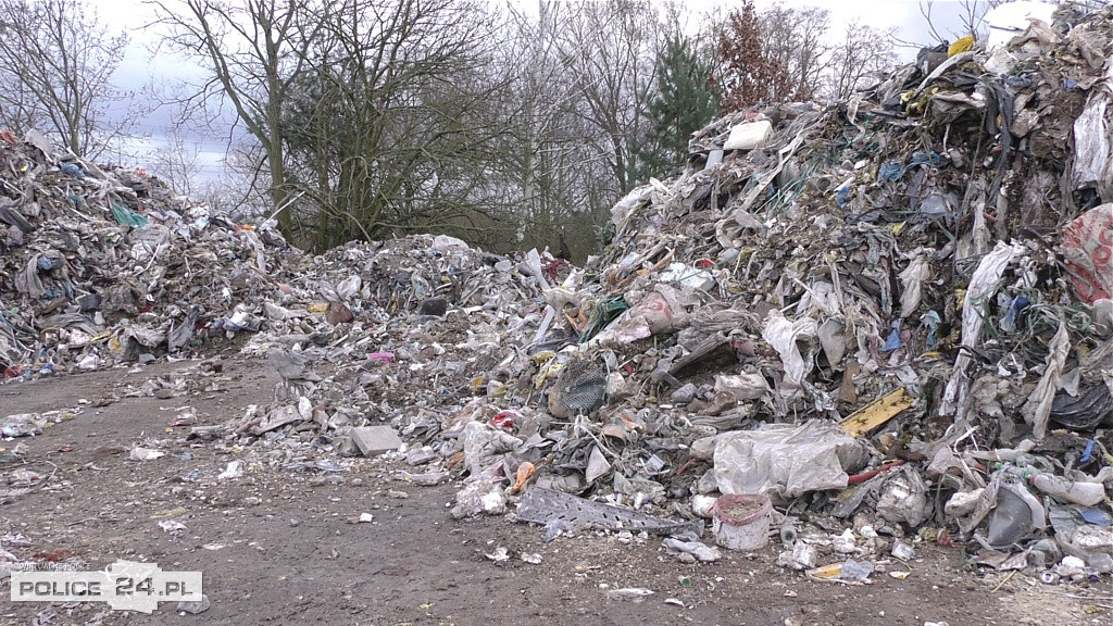 Ubywa śmieci przy ul. Kamiennej w Policach