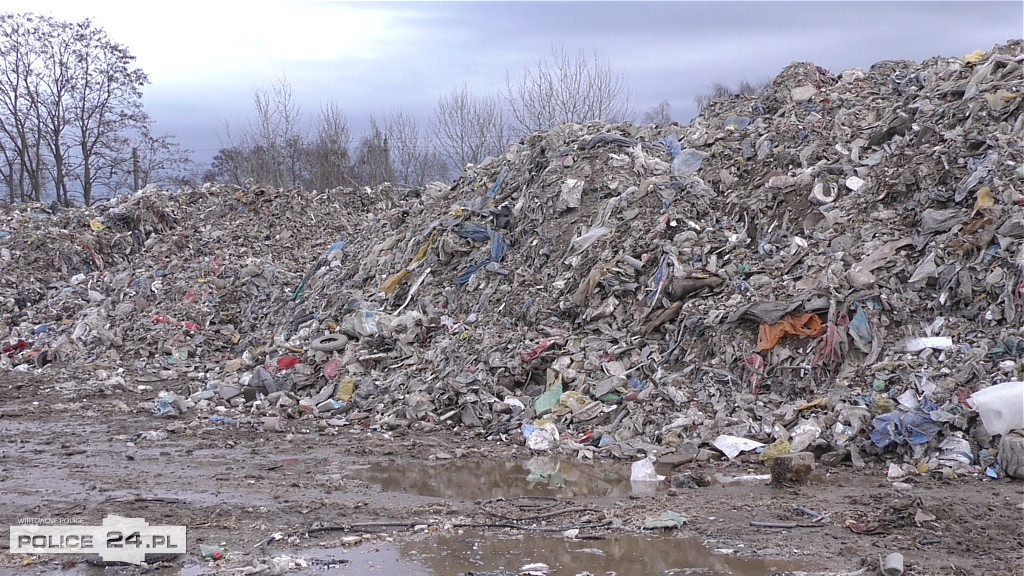 Ubywa śmieci przy ul. Kamiennej w Policach