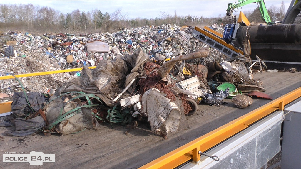 Ubywa śmieci przy ul. Kamiennej w Policach