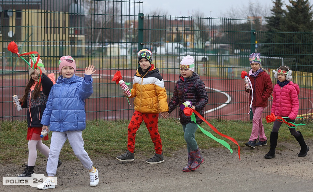 Barwne korowody przeszły ulicami Polic