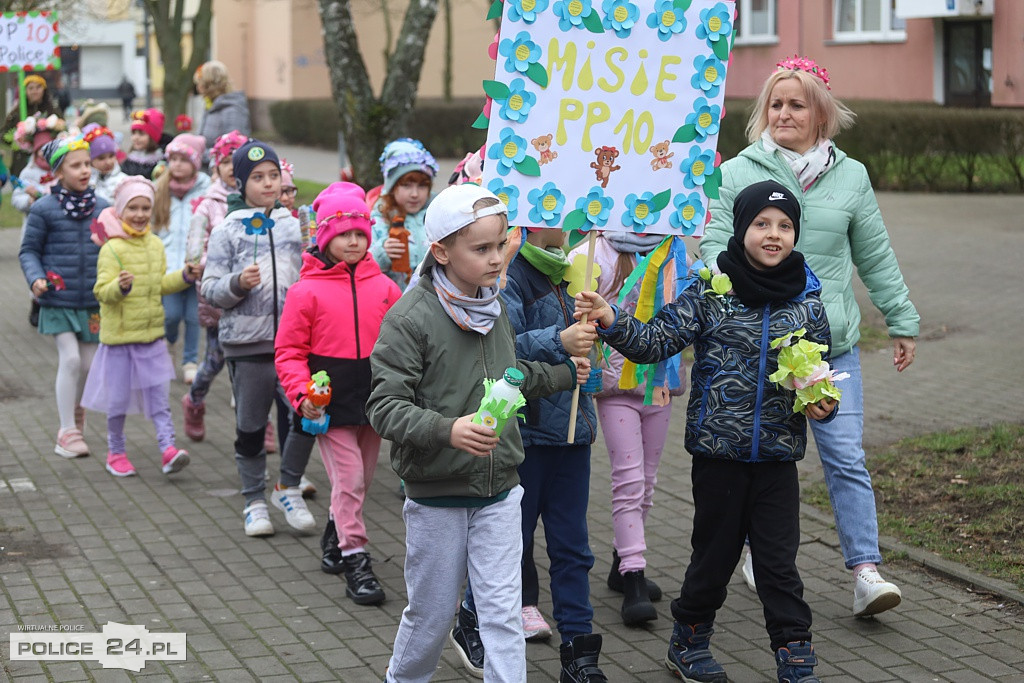 Barwne korowody przeszły ulicami Polic