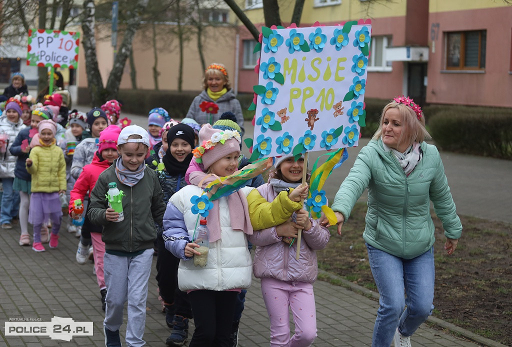 Barwne korowody przeszły ulicami Polic