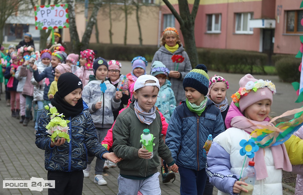 Barwne korowody przeszły ulicami Polic