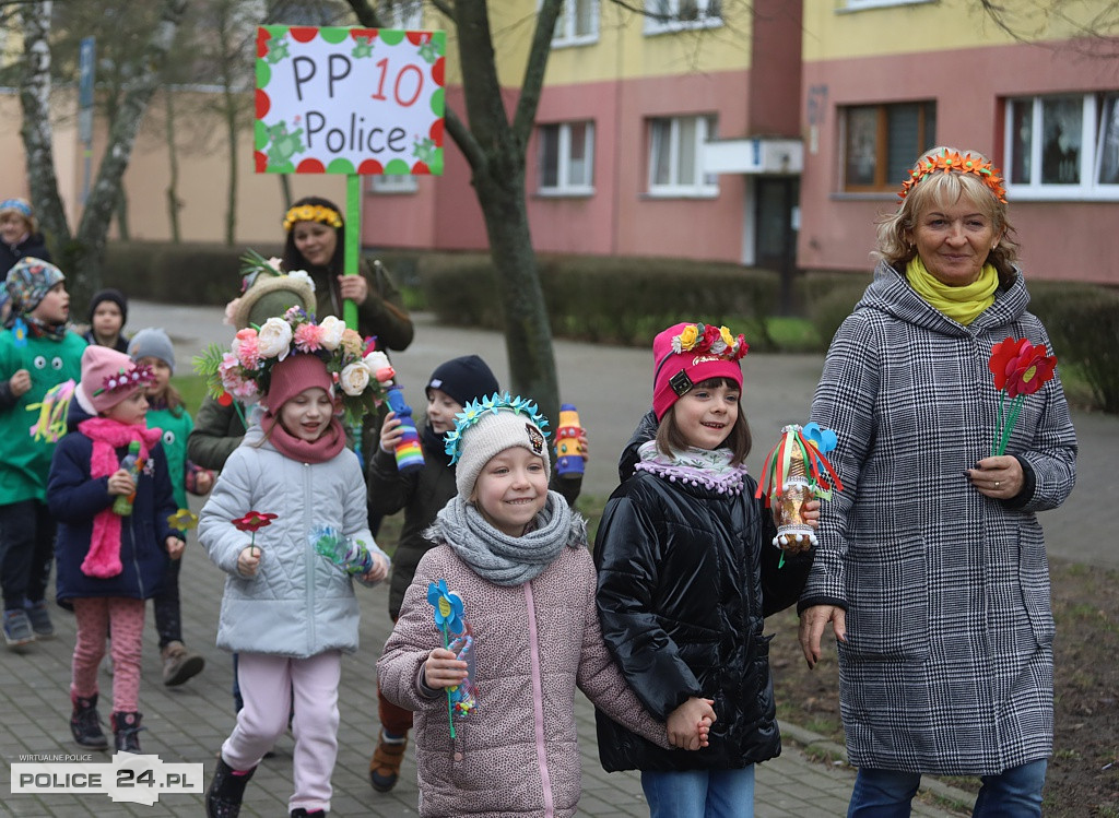 Barwne korowody przeszły ulicami Polic