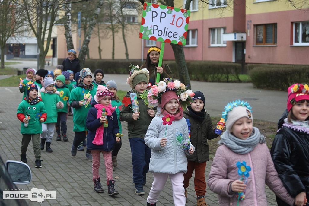 Barwne korowody przeszły ulicami Polic