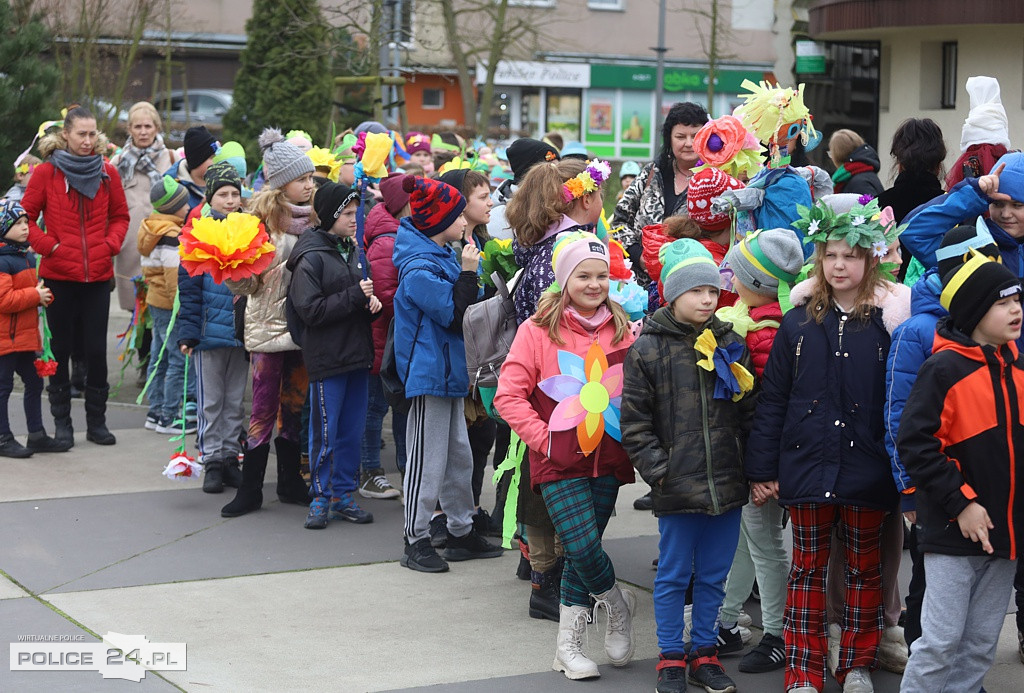 Barwne korowody przeszły ulicami Polic