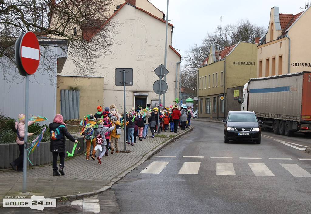 Barwne korowody przeszły ulicami Polic