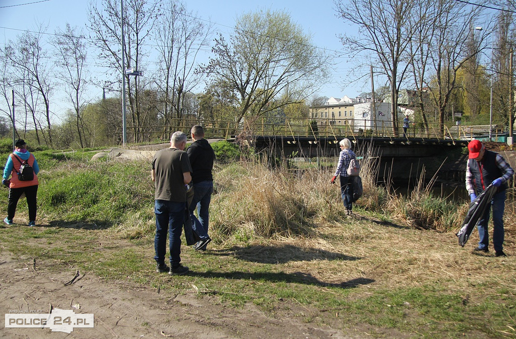Police. Sprzątali Łarpię z brzegu i wody