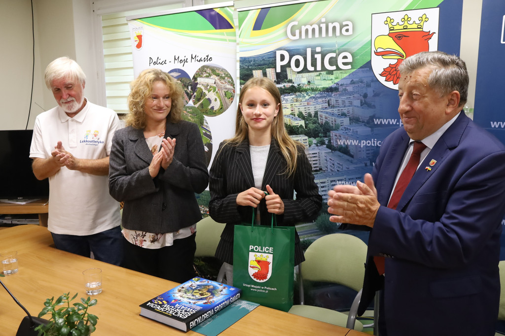 Burmistrz nagrodził Helenę Goliszewską z UKL ÓSEMKA Police