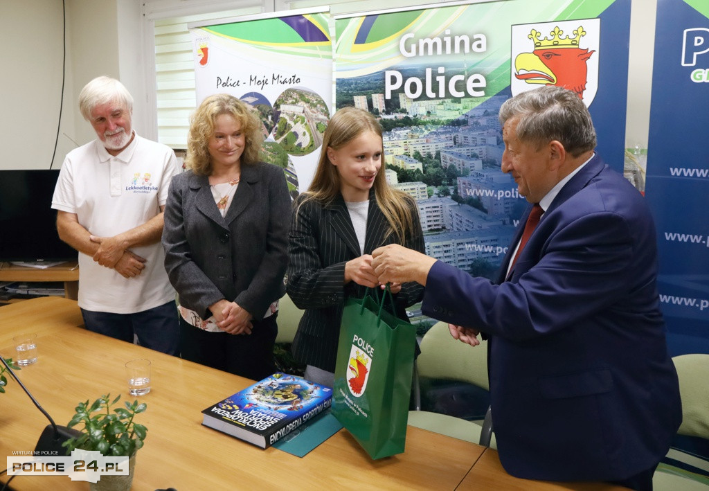 Burmistrz nagrodził Helenę Goliszewską z UKL ÓSEMKA Police