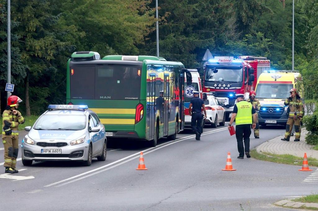 Zdarzenie drogowe z udziałem autobusu i osobówki w Pilchowie