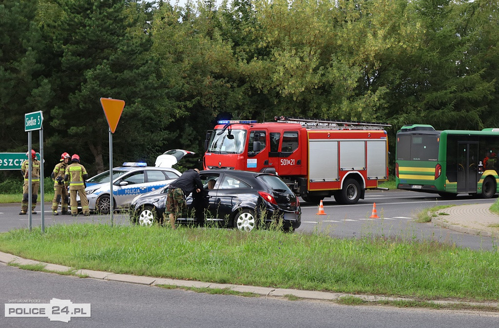 Zdarzenie drogowe z udziałem autobusu i osobówki w Pilchowie