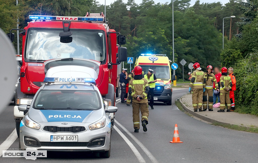 Zdarzenie drogowe z udziałem autobusu i osobówki w Pilchowie