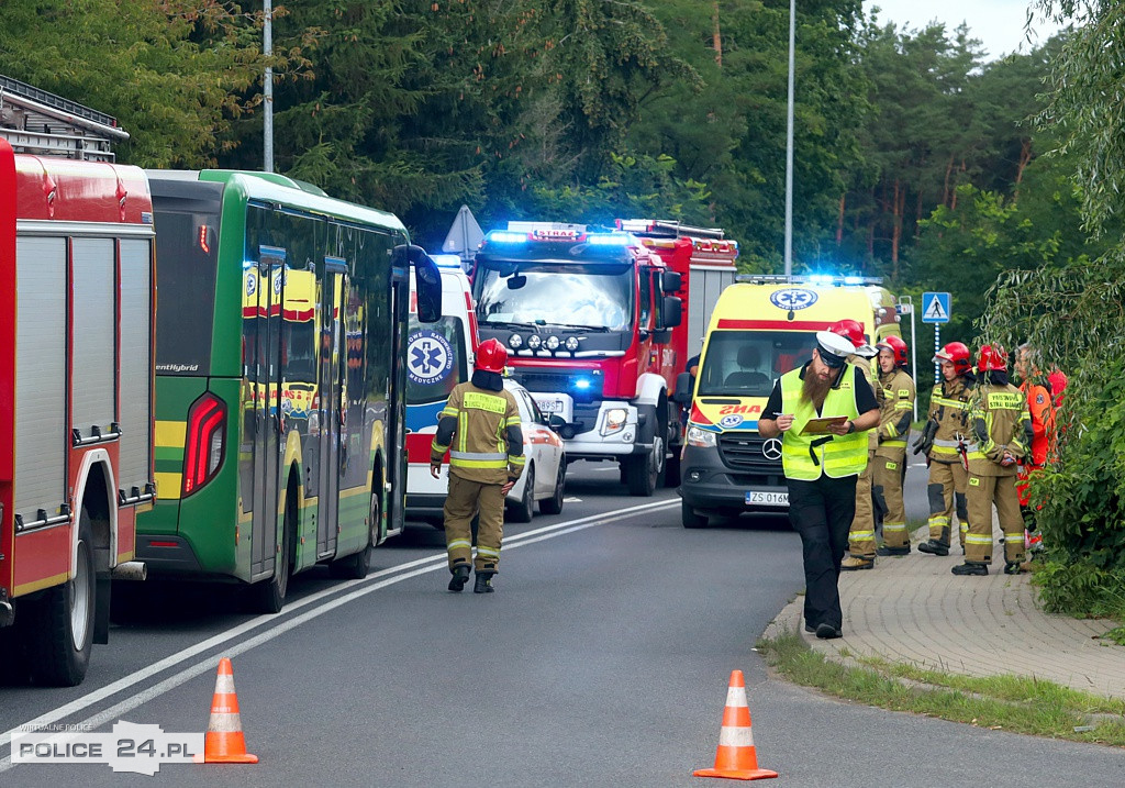 Zdarzenie drogowe z udziałem autobusu i osobówki w Pilchowie