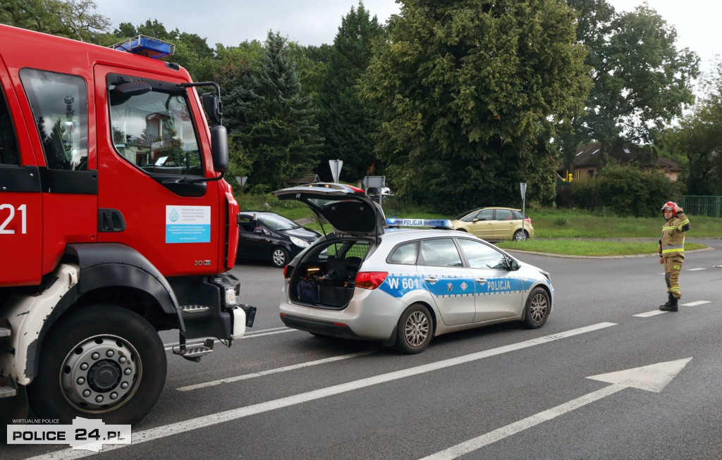 Zdarzenie drogowe z udziałem autobusu i osobówki w Pilchowie