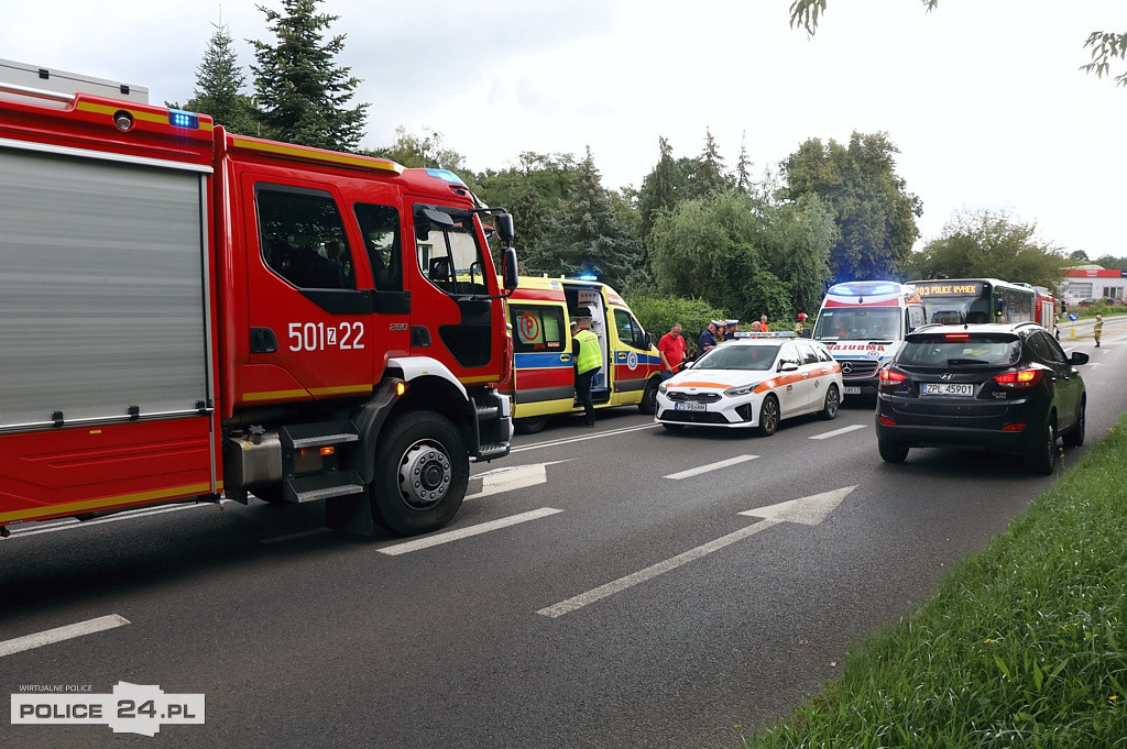 Zdarzenie drogowe z udziałem autobusu i osobówki w Pilchowie