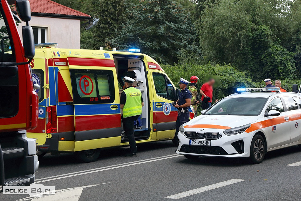 Zdarzenie drogowe z udziałem autobusu i osobówki w Pilchowie