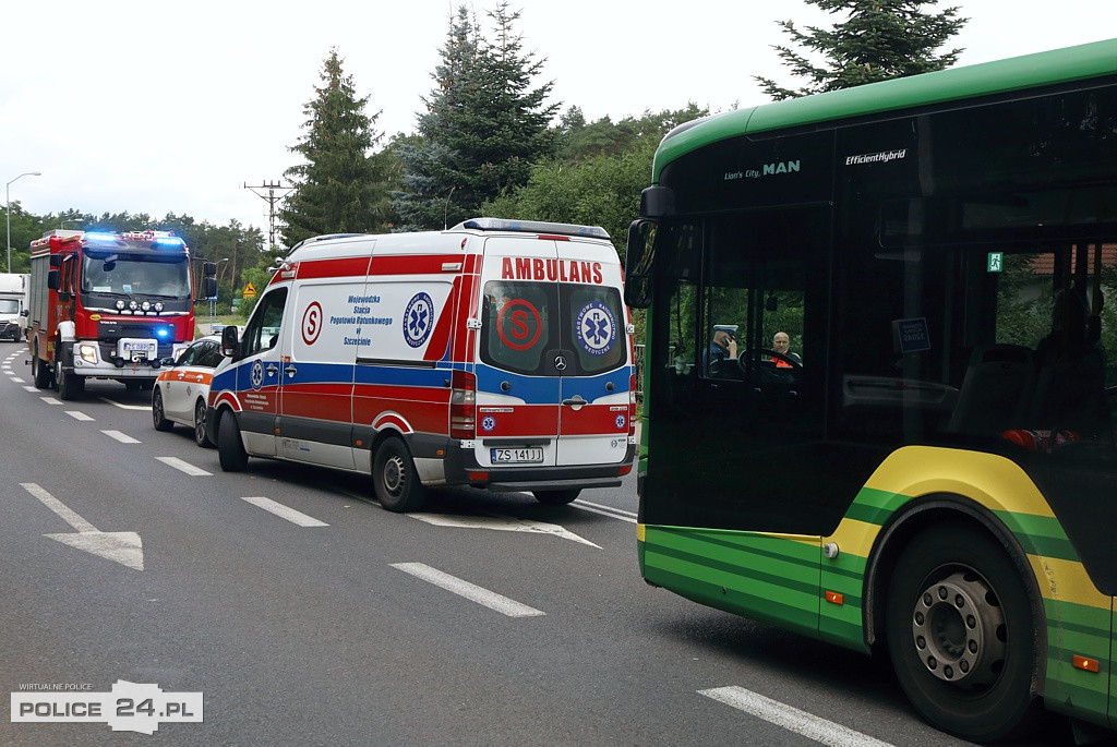 Zdarzenie drogowe z udziałem autobusu i osobówki w Pilchowie