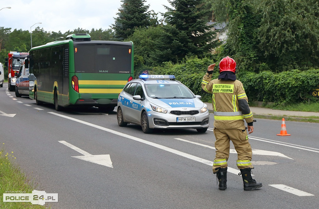 Zdarzenie drogowe z udziałem autobusu i osobówki w Pilchowie