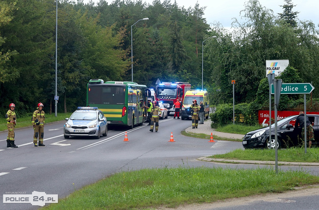 Zdarzenie drogowe z udziałem autobusu i osobówki w Pilchowie