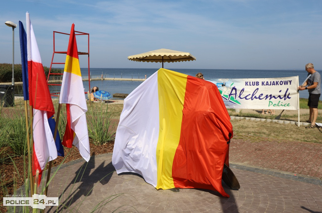 Ławeczka Aleksandra Doby w Trzebieży
