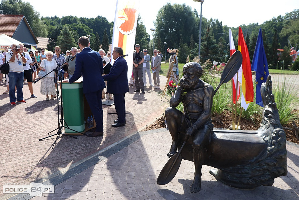 Ławeczka Aleksandra Doby w Trzebieży