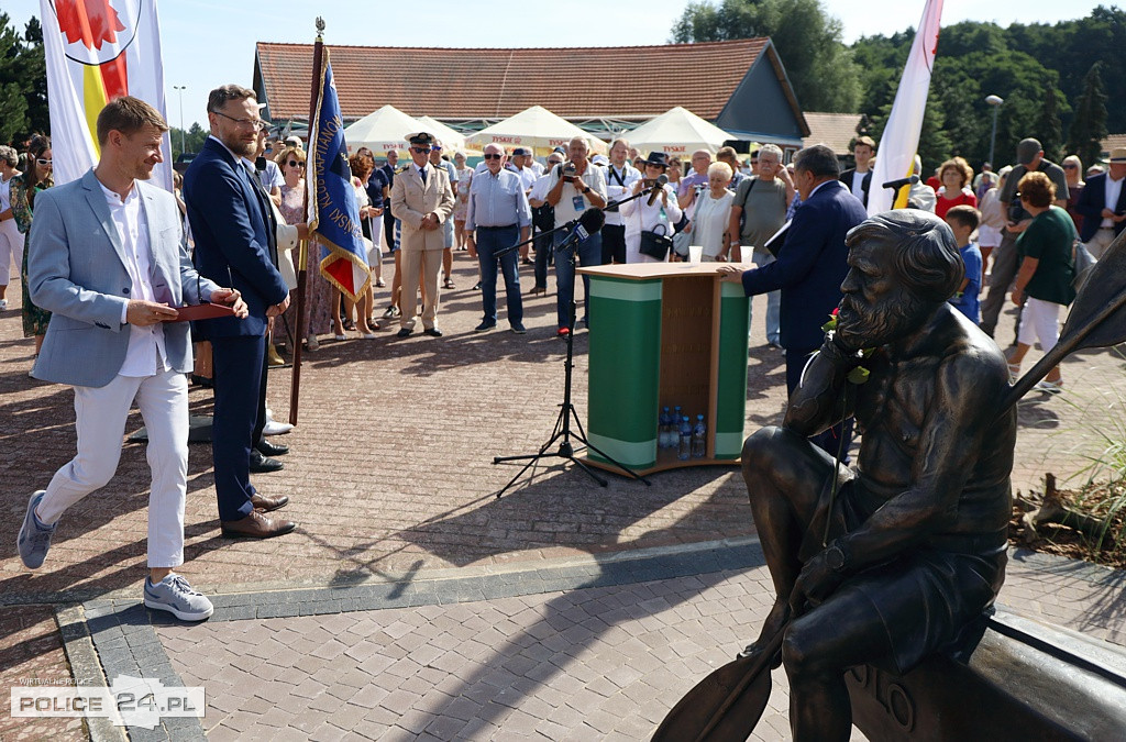 Ławeczka Aleksandra Doby w Trzebieży