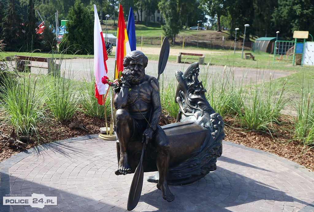 Ławeczka Aleksandra Doby w Trzebieży