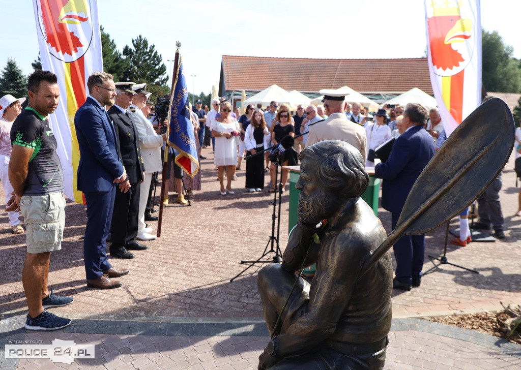 Ławeczka Aleksandra Doby w Trzebieży