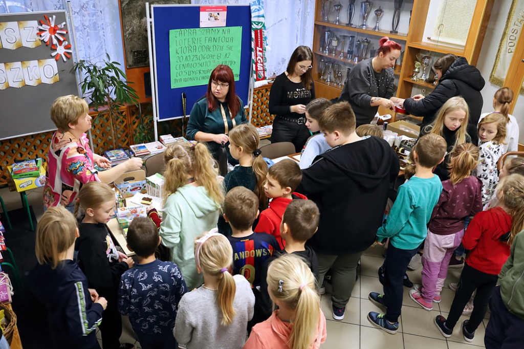 Kiermasz dla Iwonki w SP nr 1 w Policach