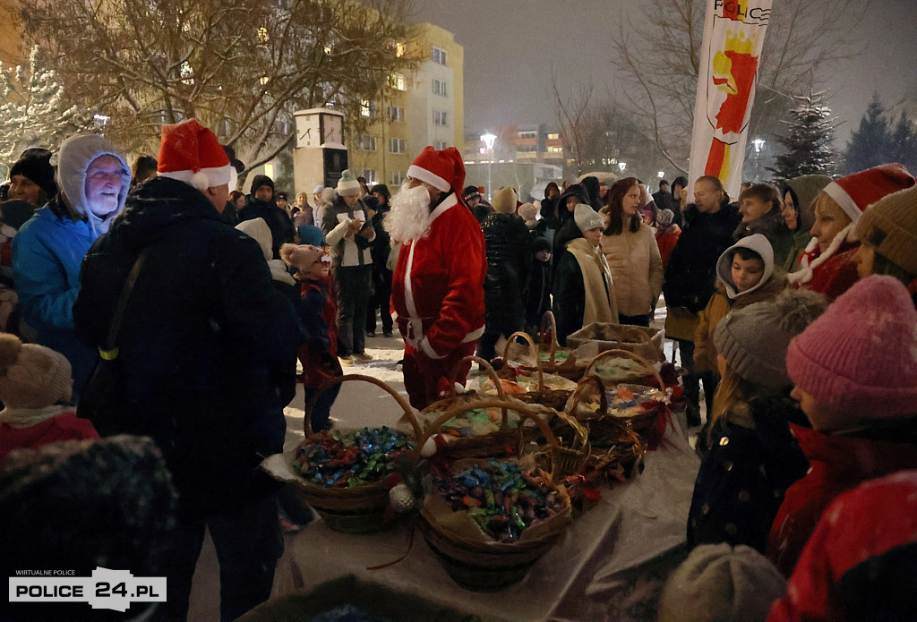Zapalono światełka na największej choince w Policach