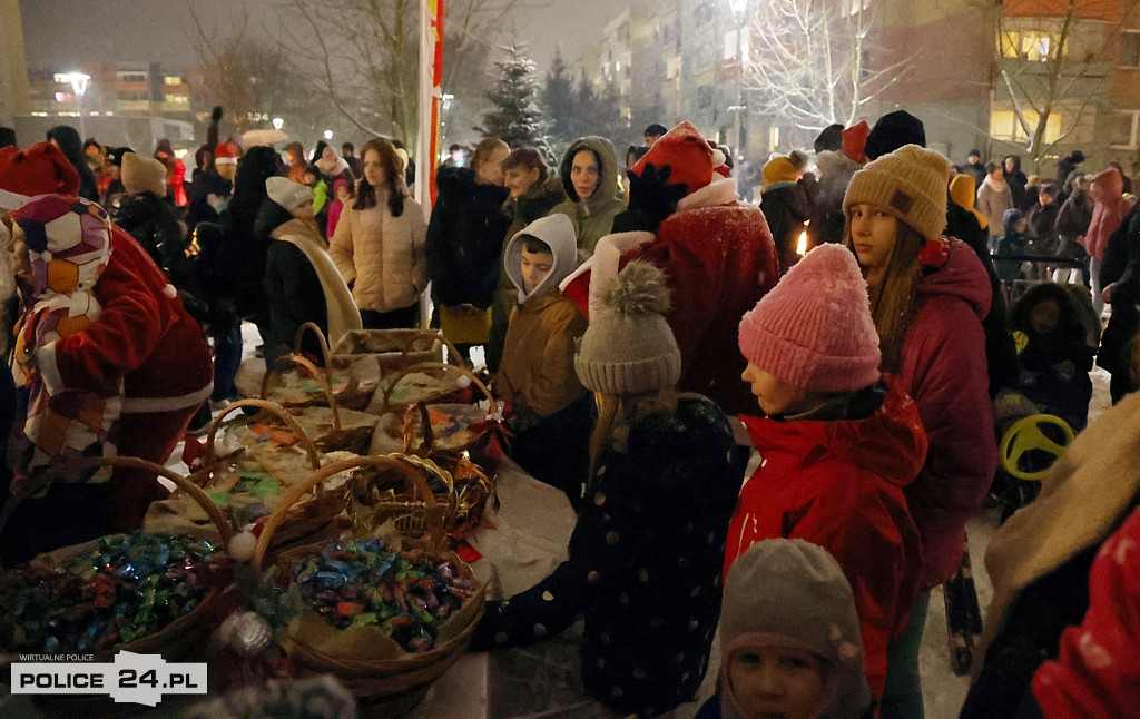 Zapalono światełka na największej choince w Policach