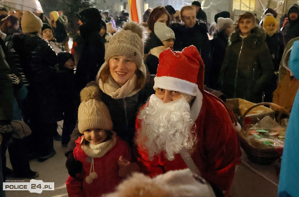 Zapalono światełka na największej choince w Policach