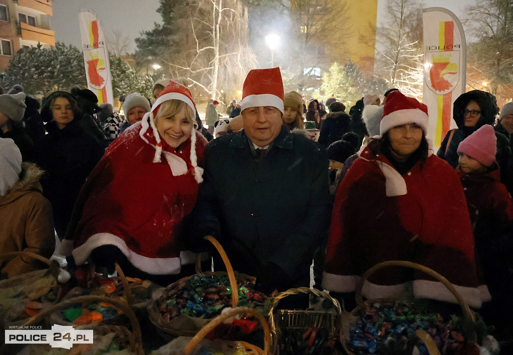 Zapalono światełka na największej choince w Policach