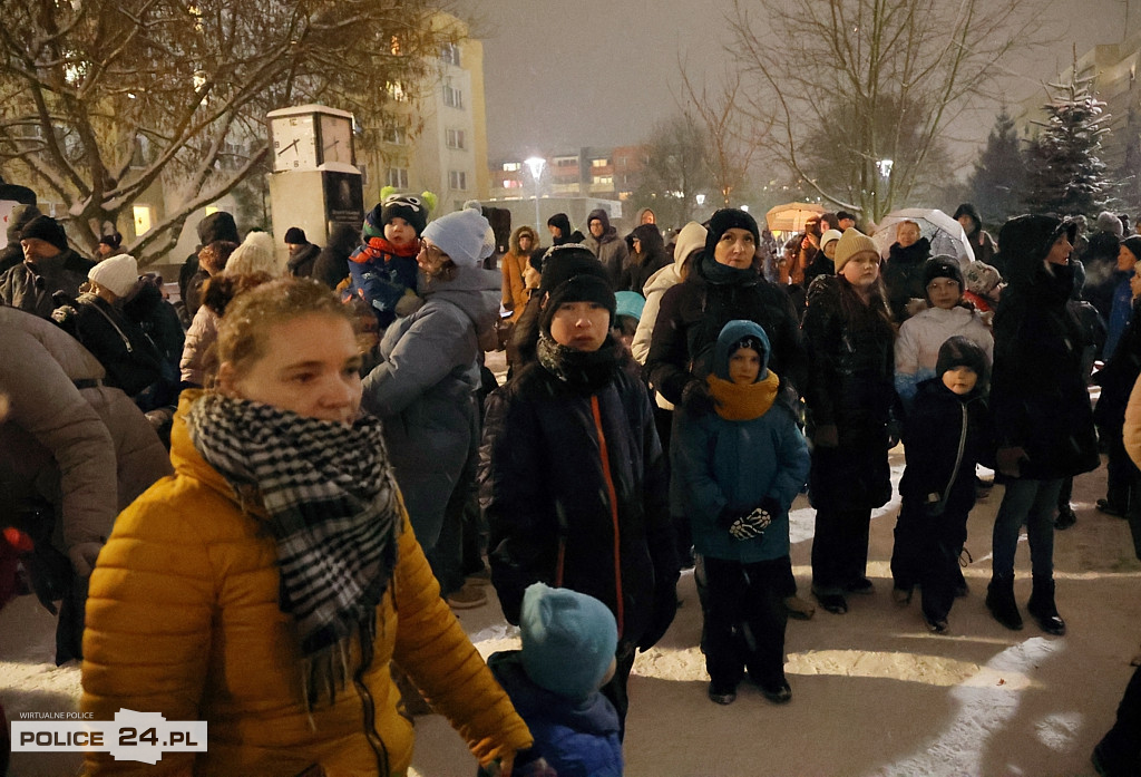 Zapalono światełka na największej choince w Policach
