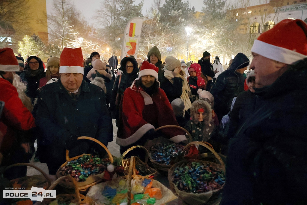 Zapalono światełka na największej choince w Policach